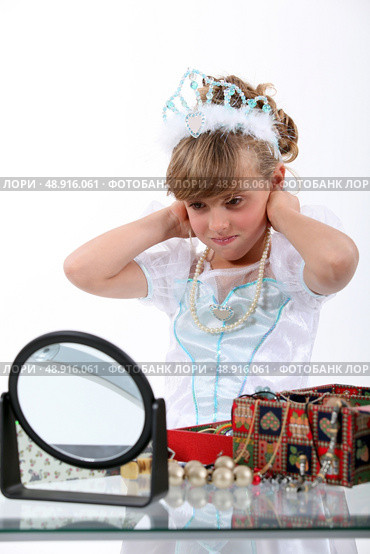 Young girl playing dress-up. Стоковое фото, агентство Ingram Publishing / Фотобанк Лори