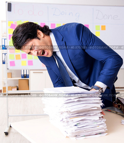 Young handsome employee in front of whiteboard with to-do list. Стоковое фото, фотограф Elnur / Фотобанк Лори