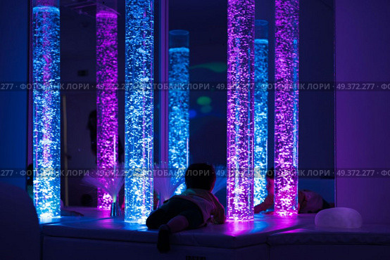 Young kid exploring snoezelen space. Young kid exploring a multi sensory space - snoezelen concept. Стоковое фото, агентство Ingram Publishing / Фотобанк Лори
