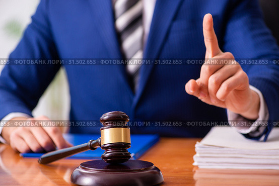 Young male judge sitting in courtroom. Стоковое фото, фотограф Elnur / Фотобанк Лори