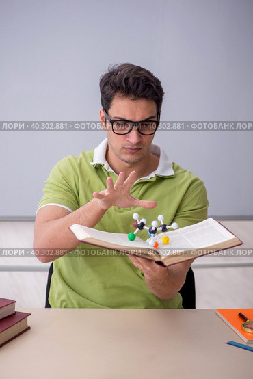 Young male student physicist sitting in the classroom. Стоковое фото, фотограф Elnur / Фотобанк Лори