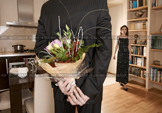 Young man giving flowers to his girlfriend. Стоковое фото, агентство BE&W Photo / Фотобанк Лори