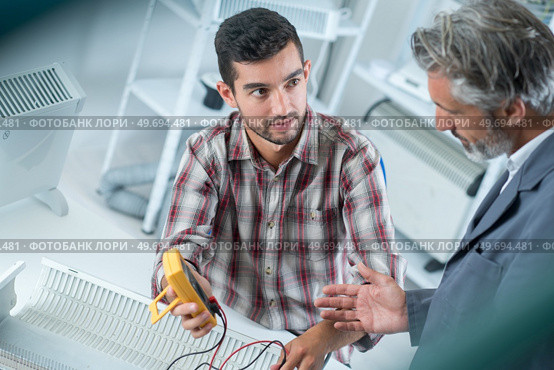 young man using the microelectronics laboratory. Стоковое фото, агентство Ingram Publishing / Фотобанк Лори