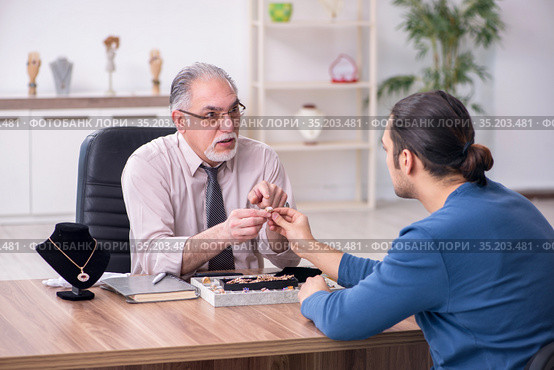 Young man visiting old male jeweler. Стоковое фото, фотограф Elnur / Фотобанк Лори