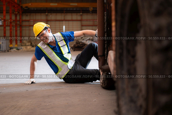 Young man working in a steel industry factory. He was critically hurt when a forklift ran over his leg and had to be transported to the hospital. Стоковое фото, агентство Ingram Publishing / Фотобанк Лори
