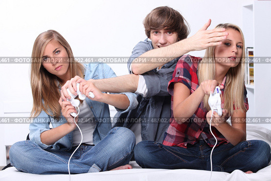 Young people playing computer games. Стоковое фото, агентство Ingram Publishing / Фотобанк Лори