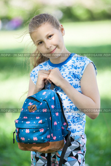 Young pretty girl with wide open eyes cuddles bag to body, emotional stress. Стоковое фото, фотограф Кекяляйнен Андрей / Фотобанк Лори