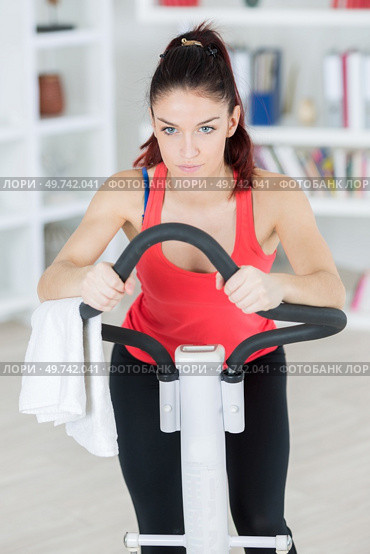 young pretty women exercising on stepper at home. Стоковое фото, агентство Ingram Publishing / Фотобанк Лори