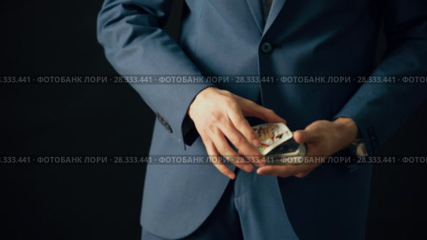 Young smart man showing tricks in the dark. Стоковое видео, видеограф Гурьянов Андрей / Фотобанк Лори