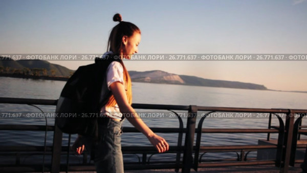 Young stylish funky girl riding roller skates a near sea with a backpack. Стоковое видео, видеограф Алексндр Сидоренко / Фотобанк Лори