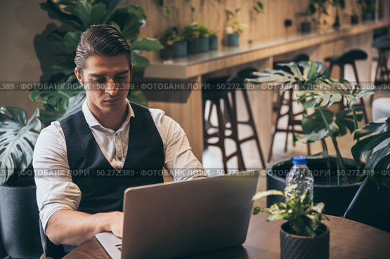 Young unemployed man is looking news for a job in the laptop. Стоковое фото, агентство Ingram Publishing / Фотобанк Лори