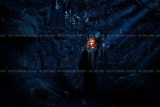 Young witch in night forest. Стоковое фото, агентство Ingram Publishing / Фотобанк Лори