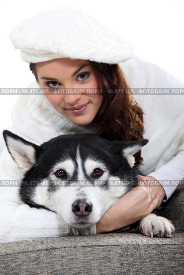 young woman cudling her dog. Стоковое фото, агентство Ingram Publishing / Фотобанк Лори