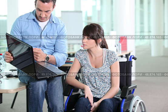 Young woman disabled with co-worker. Стоковое фото, агентство Ingram Publishing / Фотобанк Лори
