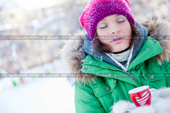 Young woman in winter outfit enjoy a coffee. Стоковое фото, фотограф Kirill Kedrinskiy / Ingram Publishing / Фотобанк Лори