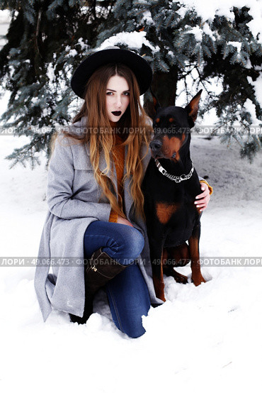 Young woman in winter park with dog having fun. Стоковое фото, агентство Ingram Publishing / Фотобанк Лори