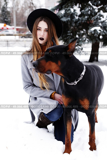 Young woman in winter park with dog having fun. Стоковое фото, агентство Ingram Publishing / Фотобанк Лори