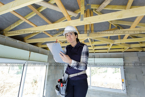young woman is working on the ceiling. Стоковое фото, агентство Ingram Publishing / Фотобанк Лори