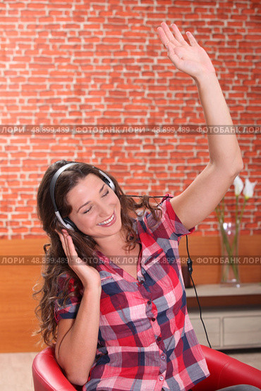 young woman listening and enjoying music. Стоковое фото, агентство Ingram Publishing / Фотобанк Лори
