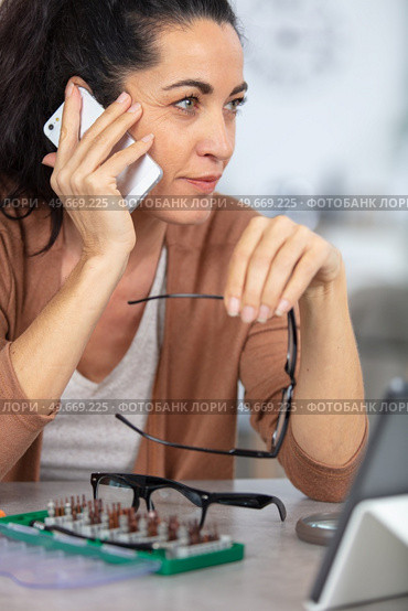 young woman repairing computer components in service center. Стоковое фото, агентство Ingram Publishing / Фотобанк Лори