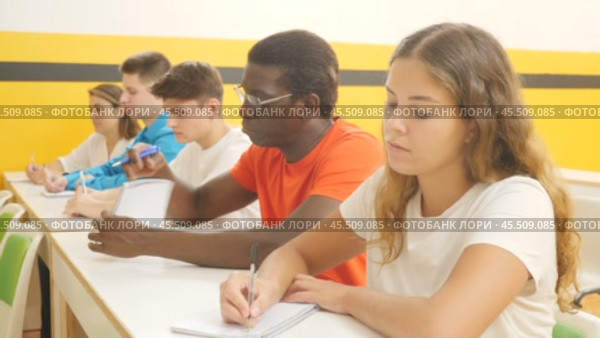 Young woman sitting at desk in classroom of school for taxi drivers. Стоковое видео, видеограф Яков Филимонов / Фотобанк Лори