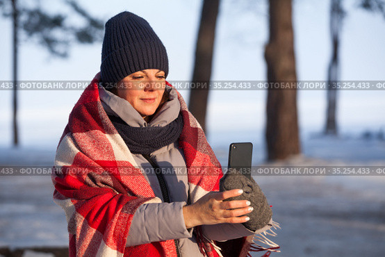 Young woman using smart phone shooting winter landscape in frost forest. Стоковое фото, фотограф Кекяляйнен Андрей / Фотобанк Лори