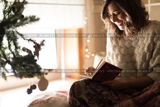 Young woman writing on a sketchbook. Стоковое фото, агентство Ingram Publishing / Фотобанк Лори