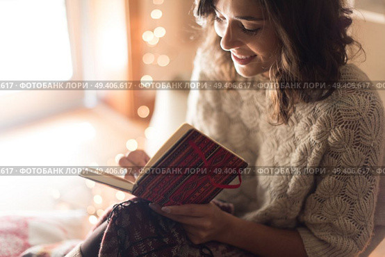 Young woman writing on a sketchbook. Стоковое фото, агентство Ingram Publishing / Фотобанк Лори