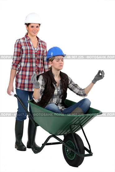 Young women laborers with a wheelbarrow. Стоковое фото, агентство Ingram Publishing / Фотобанк Лори