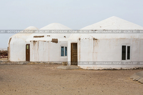 Yurt camp near Ayaz Qala fortress in Kyzylkum desert. Стоковое фото, фотограф Юлия Белоусова / Фотобанк Лори