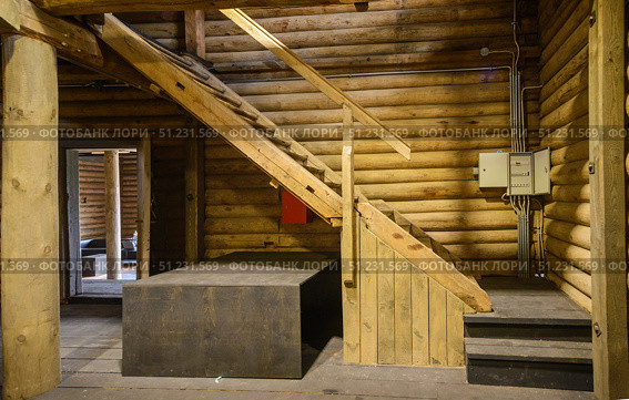 Yuryevets, Ivanovo region, Russia, July 24, 2025: Interior old wooden merchant's storehouse of Katyushin estate from 19th century, now modern exhibition space. Редакционное фото, фотограф Алексей Антипов / Фотобанк Лори