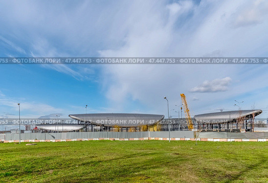За забором строится станция метро " Потапово" (2024 год). Редакционное фото, фотограф Валерий Иванович Клейменов / Фотобанк Лори