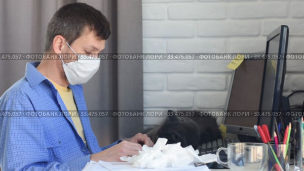 Заболевший мужчина в режиме самоизоляции надел медицинскую маску и начал работу удаленно. Стоковое видео, видеограф Иванов Алексей / Фотобанк Лори