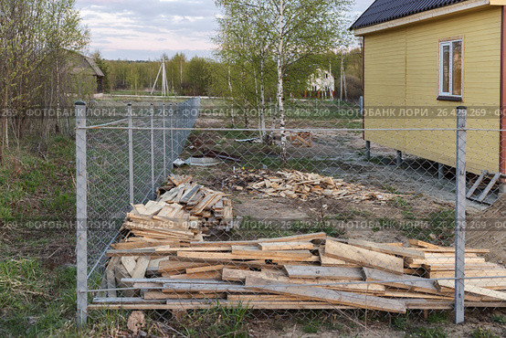 Забор из сетки на новом дачном участке. Стоковое фото, фотограф Юрий Шурчков / Фотобанк Лори