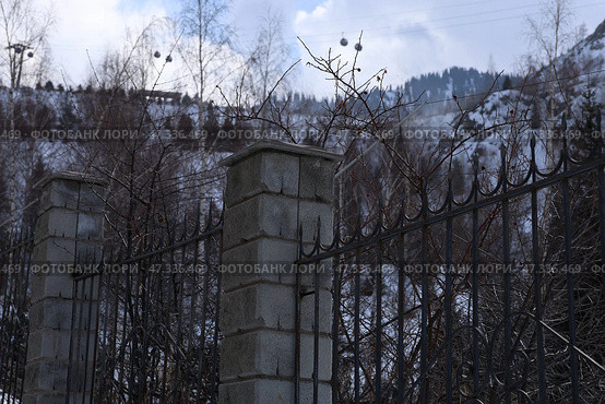 Забор на фоне гор Алматы. Медеу. Стоковое фото, фотограф Евгений Митрофанов / Фотобанк Лори