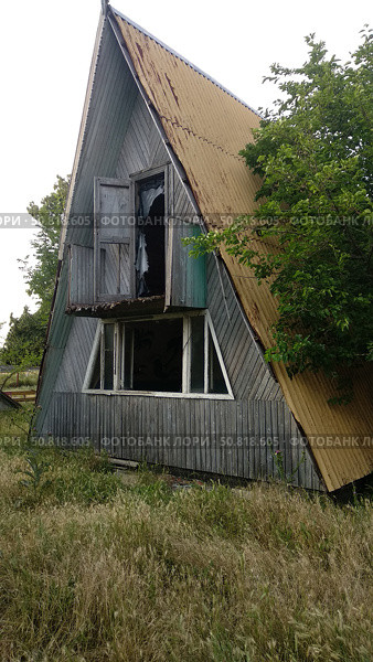 Заброшенный пионерский лагерь, жилые корпуса (2021 год). Редакционное фото, фотограф Мария Сергеева / Фотобанк Лори