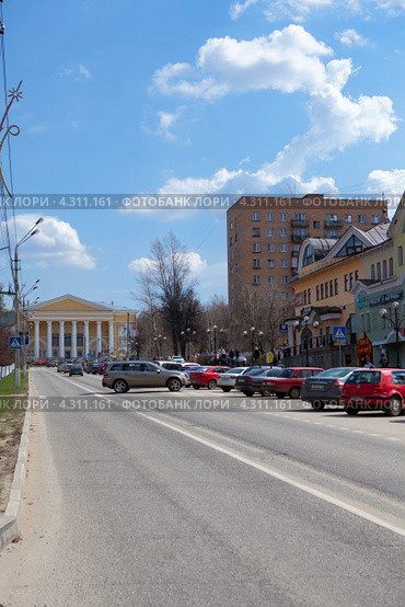 Загорская улица и дом культуры в городе Дмитров (2012 год). Редакционное фото, фотограф Кекяляйнен Андрей / Фотобанк Лори
