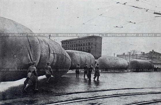 Заградительные аэростаты на улицах Москвы. 1941 год. Редакционное фото, фотограф Сергей Елизарьев / Фотобанк Лори