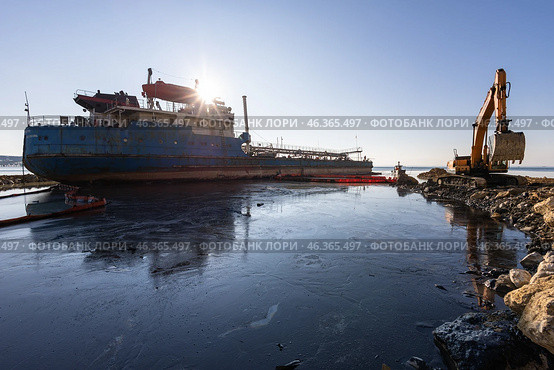 Загрязненная мазутом вода возле танкера Волгонефть-239. Редакционное фото, фотограф Алексей Шматков / Фотобанк Лори