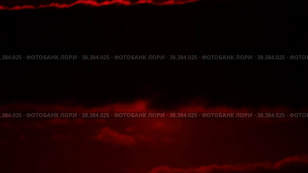 Заходящее солнце появляется и исчезает в разрыве темных туч вечернего неба. Стоковое видео, видеограф Цыбин Вадим / Фотобанк Лори