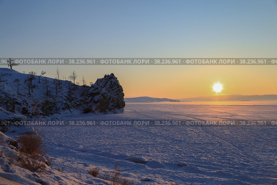 Закат на озере Байкал зимой. Скала Великан на острове Ольхон. Стоковое фото, фотограф Римма Тельнова / Фотобанк Лори
