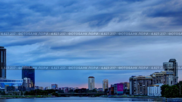 Закат над центральным городским прудом, Макаров мост, Екатеринбург, Россия. Таймлапс. Стоковое видео, видеограф Никита Майков / Фотобанк Лори
