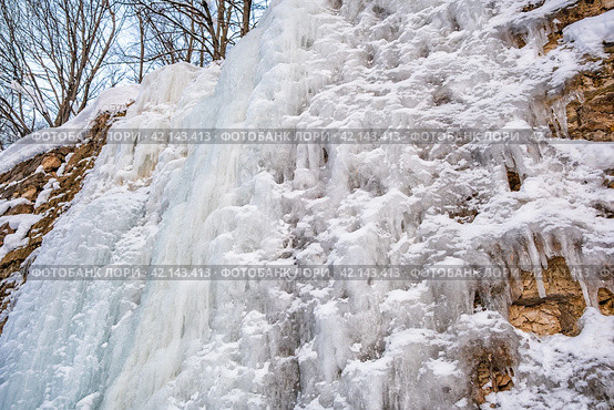 Заледеневший водопад на каменной подпорке склона. Стоковое фото, фотограф Илья Старков / Фотобанк Лори