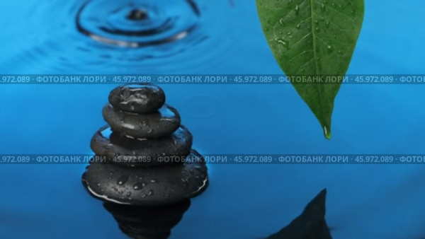 Замедленная съемка. Пирамида из камней, зеленый лист и капля, падающая в голубую воду. Креативная концепция спа и релакса. Стоковое видео, видеограф Александр Собко / Фотобанк Лори