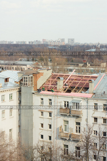 Замена старой двускатной железной крыши. Стоковое фото, фотограф Сергей Ревич / Фотобанк Лори
