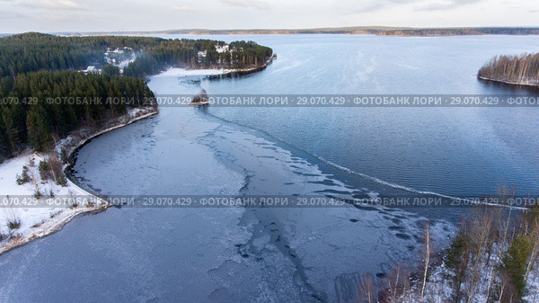 Замерзающая вода у берега озера в начале зимы. Выгозеро, Карелия. Стоковое фото, фотограф Кекяляйнен Андрей / Фотобанк Лори