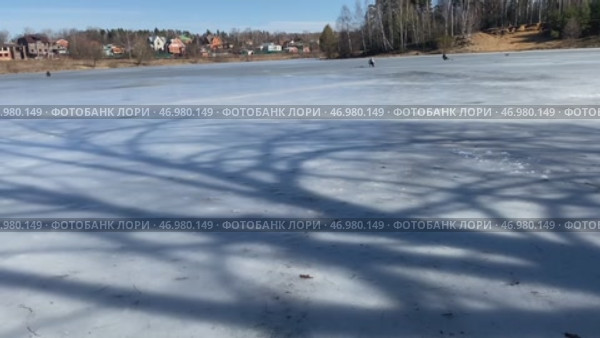 Замёрзший Барский пруд усадьбы Гребнево в начале марта. Съёмка с острова Большой. Стоковое видео, видеограф Владимир Шипикин / Фотобанк Лори