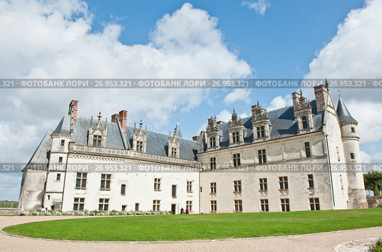 Замок Амбуаз (фр. château d'Amboise). Солнечный день, ранняя осень. Департамент Эндр и Луара. Франция (2017 год). Редакционное фото, фотограф E. O. / Фотобанк Лори