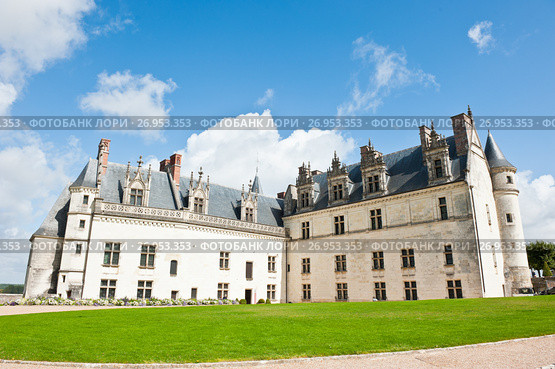 Замок Амбуаз (фр. château d'Amboise) солнечным днем ранней осенью. Департамент Эндр и Луара. Франция (2017 год). Редакционное фото, фотограф E. O. / Фотобанк Лори