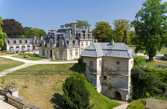 Замок Grand Mello, Франция.  Солнечный день в августе (2018 год). Стоковое фото, фотограф Сергей Рыбин / Фотобанк Лори